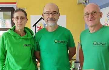 drei Personen in grünen T-Shirts des BUND schauen in die Kamera