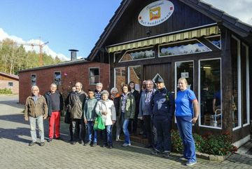 BUND-Regio-Landpartie: Gruppenbild vor dem Hofladen der Ziegenkäserei Sondermann, rechts im Bild Frau Sondermann