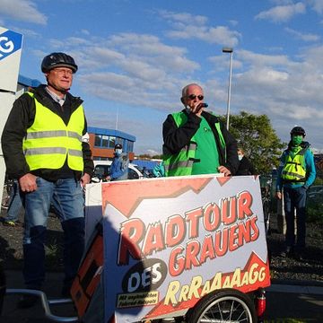 Radtour des Grauens: Michael Zerkübel vom BUND am Mikrofon
