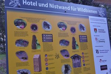 Insektenhotel in Schermbeck in der Straße "Im Bruch" - Informationstafel