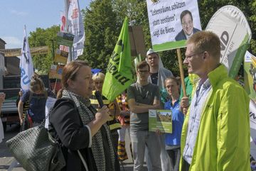 BUND-Demo vor den Rheinterrassen in Düsseldorf
