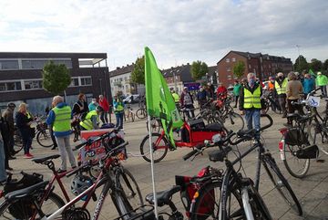Radtour des Grauens: Die Teilnehmer warten am Bahnhof Moers auf den Start