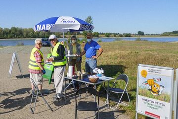 Gemeinsamer Stand von NABU und BUND am Fähranleger in Bislich