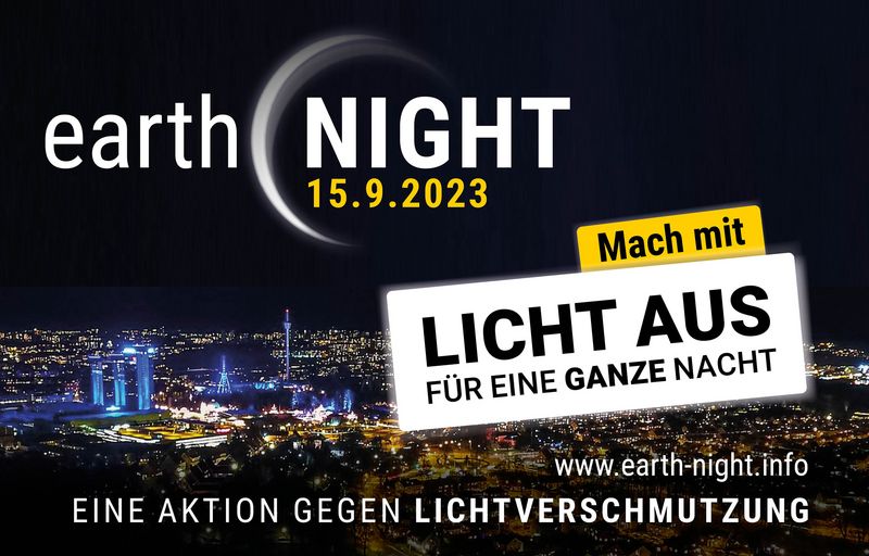 die Ansicht einer Stadt bei Nacht mit vielen hellen Lichtern/Beleuchtung. Darüber als Text "earth Night 15.9.2023 - Mach mit. Licht aus für eine ganze Nacht. Eine Aktion gegen Lichtverschmutzung"