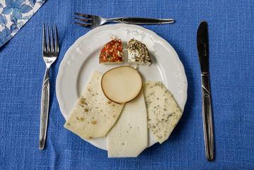 Käseverkostung in der Ziegenkäserei Hof Sondermann: leckere Käseplatte mit sechs Sorten Ziegenkäse