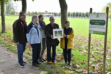 Von links: Dr. Martin Müller, Leiter des LVR-Archäologischen Parks Xanten, Angelika Eckel Vorstanmdmitgliede der BUND Kreisgruppe Wesel, Kirstin Nieland, Baumfachfrau vom BUND Bochum, Jürgen Guhlke, der Gewinner des Fotowettbewerbs "Allee des Jahres" und Jasmin Personn, beim BUND zuständig für den Fotowettbewerb und Jury-Mitglied aus Mecklenburg-Vorpommern. 
