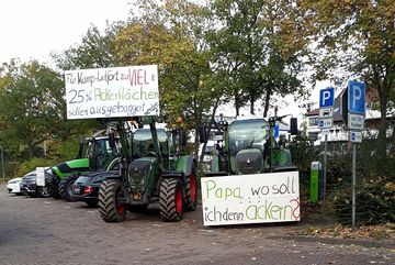 Bauern der Kreisbauernschaft sind mit ihren Traktoren gekommen