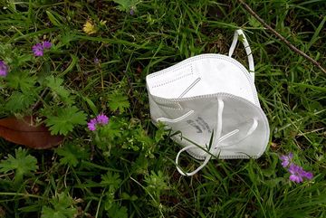 FFP2-Maske: eignet sich wegen des hohen Plastik-Anteils nicht als Dekoobjekt zur Verschönerung von Parks und Gärten