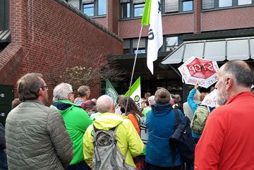 Zuhörer der Rede des BUND-Kreisgruppen-Vorsitzenden Günther Rinke