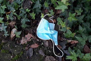 Mundschutz, achtlos weggeworfen