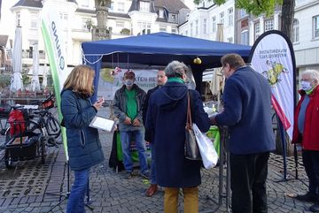 Am Infostand der Ortsgruppe Moers werden Unterschriften für die Volksinitiative NRW "Insekten retten - Artenschwund stoppen" gesammelt