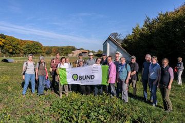BUND-Landpartie 2018:  Mitglieder unterschiedlichen Kreis- und Ortsgruppen vor dem Hühnermobil auf dem Damberghof in Hamm  