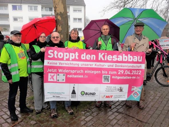 von links nach rechts: Günter Jung, Regina Großefeste, Michael Zerkübel, Elke Jung, Günther Rinke (alle BUND) und Peter Boschheidgen, Vorsitzender des Grafschafter Museums- und Geschichtsvereins mit Transparent gegen Kiesabbau