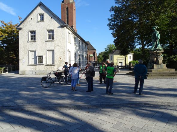 Gruppe Menschen auf Schlossplatz in Moers
