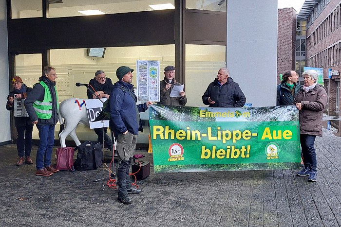 Rhein-Lippe-Aue bleibt - Demo vor dem Rathaus in Wesel anläßlich der Sitzung des Stadtentwicklungsausschusses